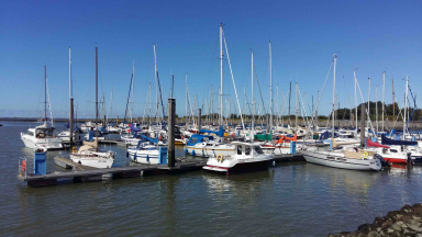 Boote im Hafen in Bensersiel