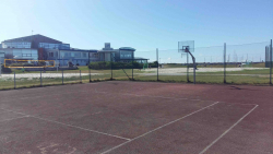 Tennisplatz vor Strandeingang Bensersiel